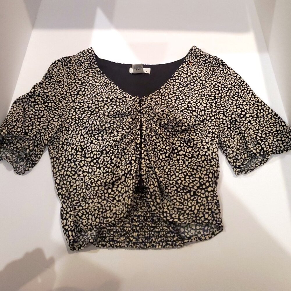 Urban Romantics Size M Black and White Animal Print Shirt